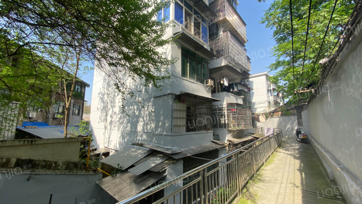 酱食宿舍外景图