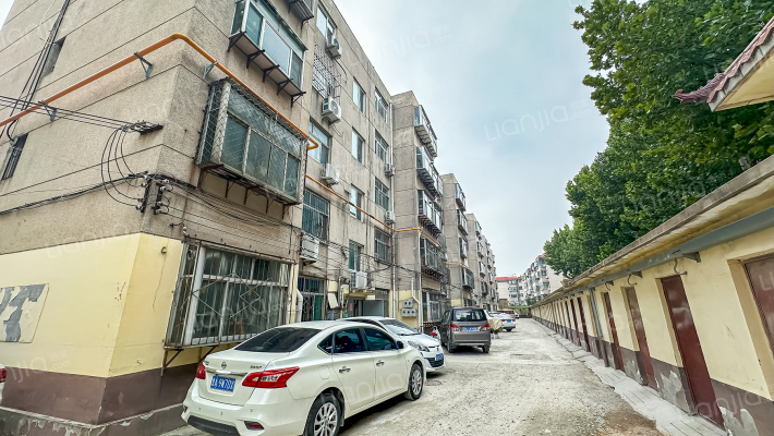 长清区实验小学宿舍楼外景图