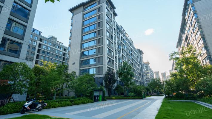 元垄中南华著外景图