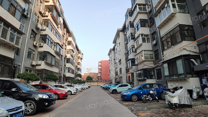 跃进路工行宿舍外景图