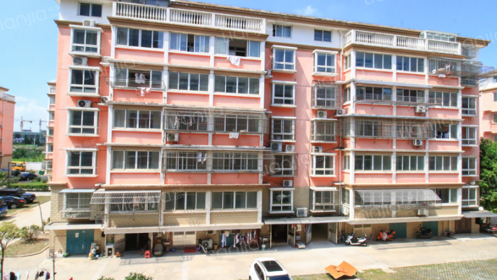 绿茵水岸外景图