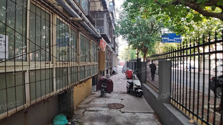 拖拉机厂宿舍外景图