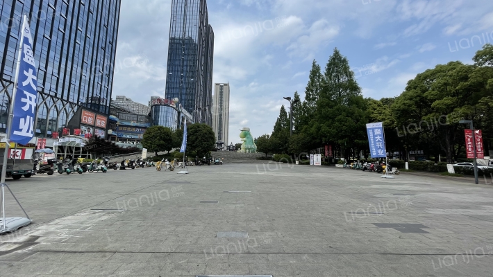 国喜喀斯特广场外景图