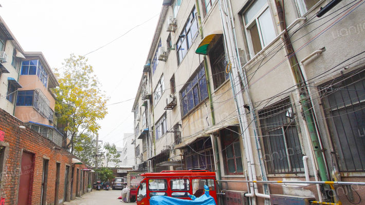 服装厂家属院外景图