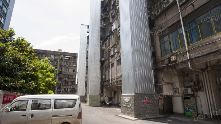 大地医药公司家属院外景图