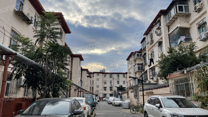 纺织厂家属楼东院外景图