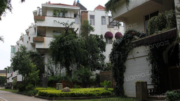 滇池春天五合院外景图