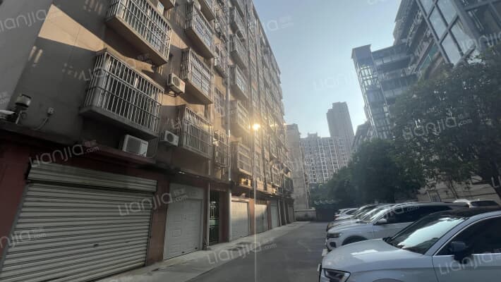 东门学校宿舍楼外景图