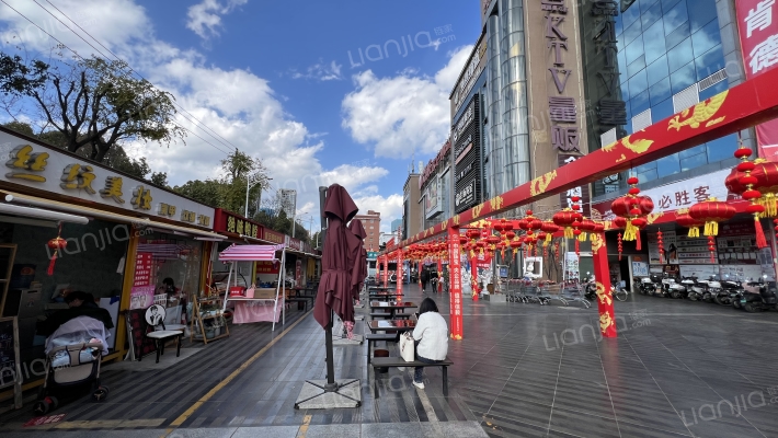 大润发商业广场外景图