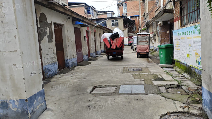 西湖北街区政府家属院外景图