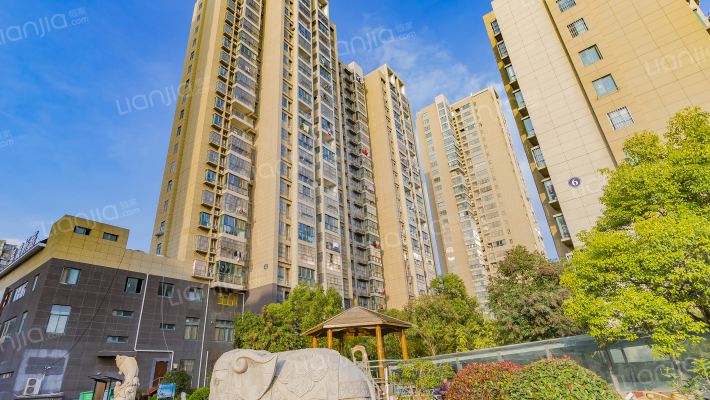 东方希尔顿外景图