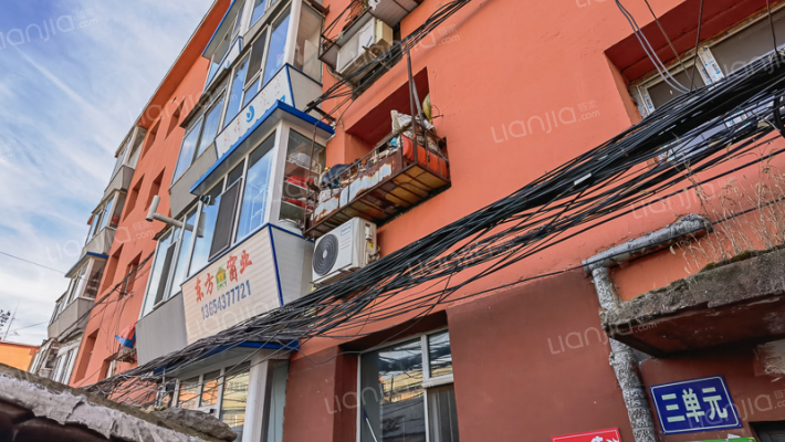 郊区政府楼外景图