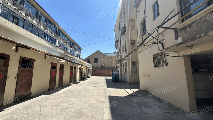 石油公司宿舍楼外景图