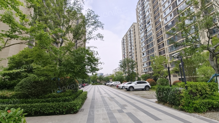 蔚然璀璨花园外景图