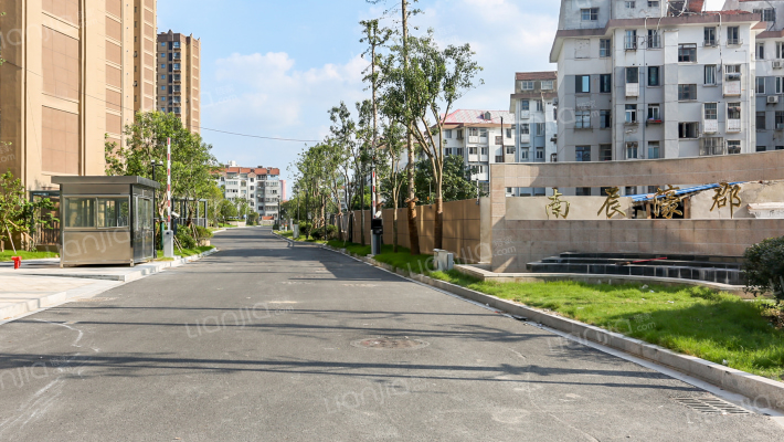 南辰濠郡外景图