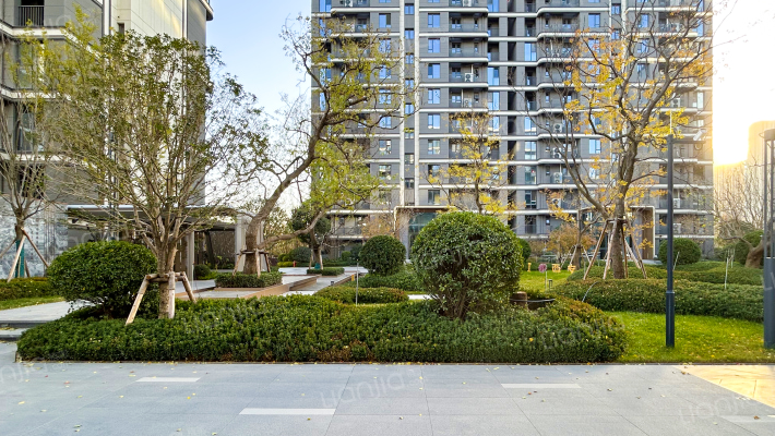 润玺臺观雲外景图