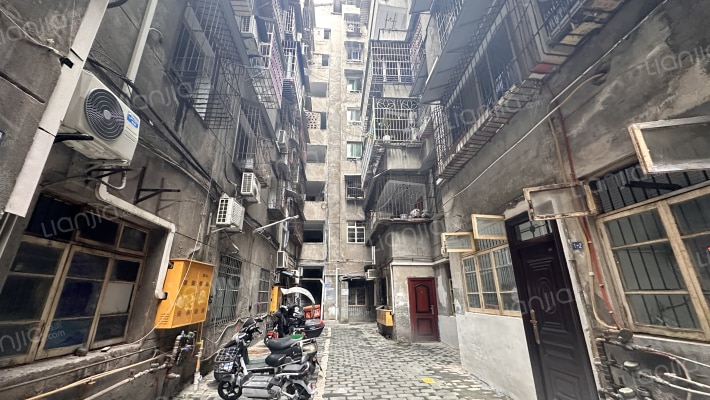 蚕茧家属院外景图