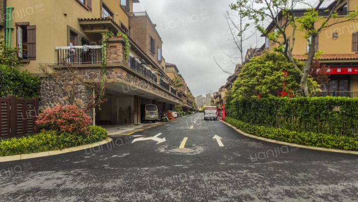 东海·闲湖城外景图