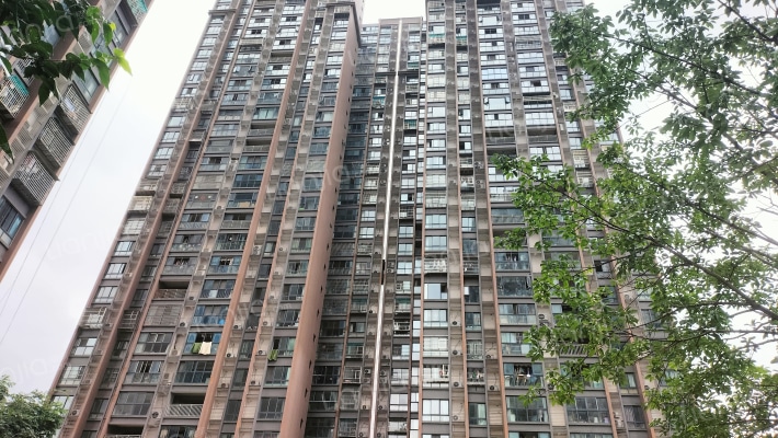 恒雨后现代城外景图