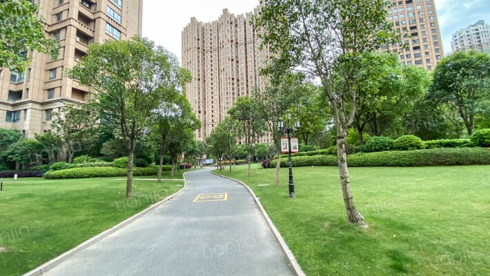 江中世纪城外景图