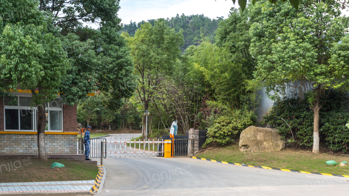 揽翠山庄外景图