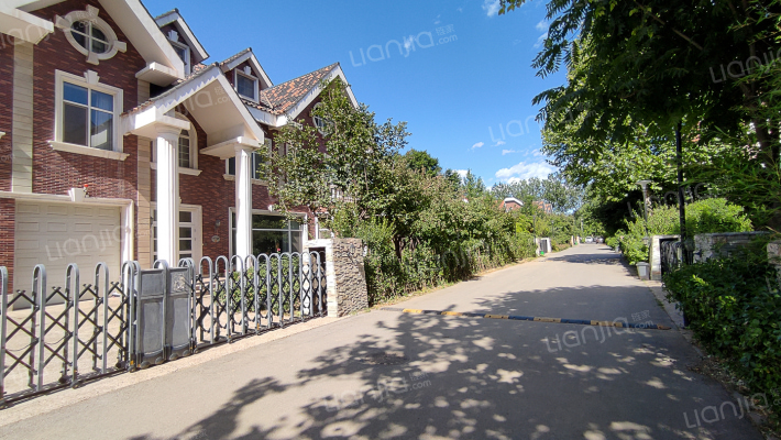 阳光花园别墅外景图