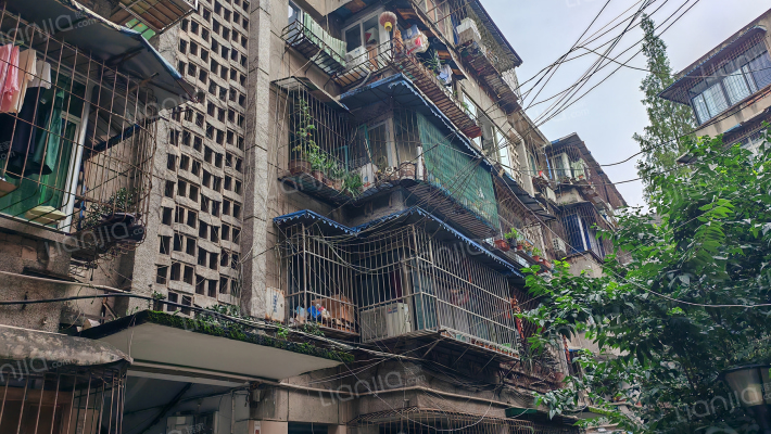 龙泉驿区教育局宿舍外景图