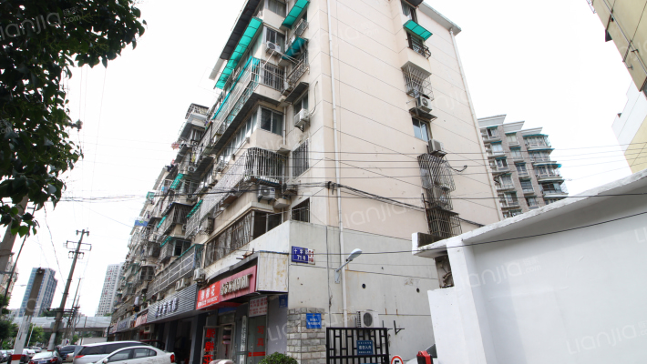 十字街71号外景图