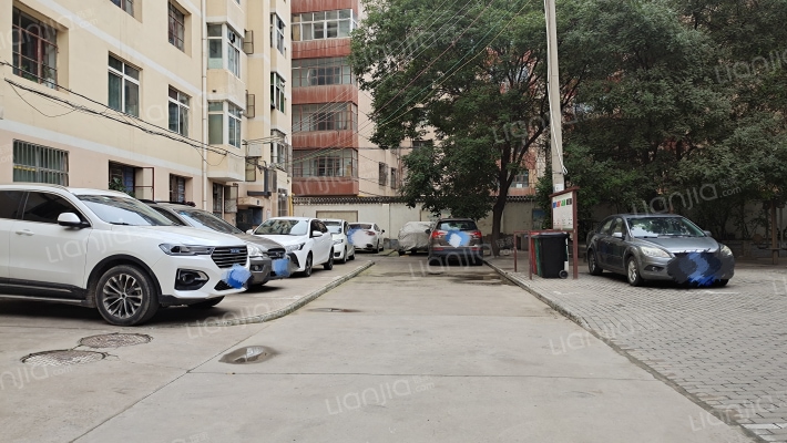 制胶厂家属院外景图