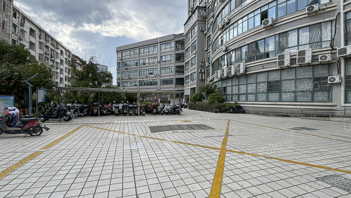 春城大厦外景图