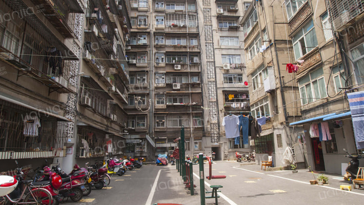 玻璃厂家属院外景图