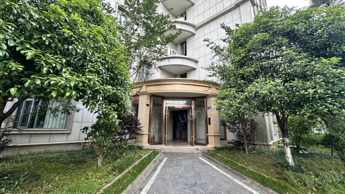 金辉优步湖畔外景图