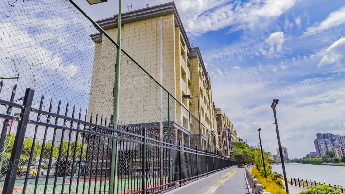 金墙大厦外景图