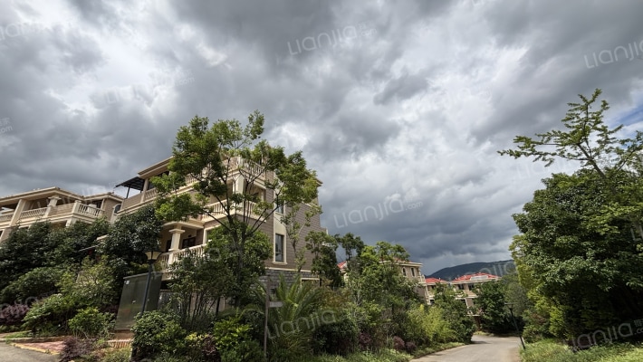 山水湖畔外景图