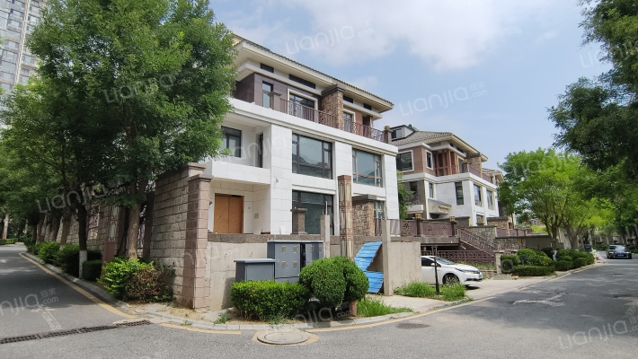 中拥蓝天下垅墅外景图