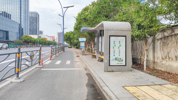 蓝城·春风里外景图