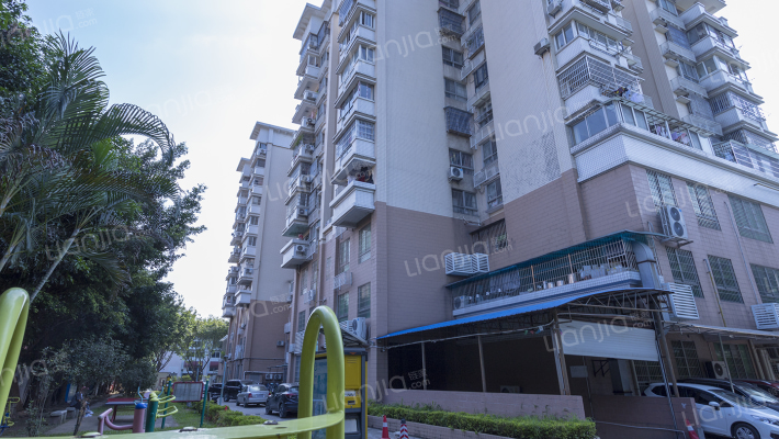 老干中心大院外景图