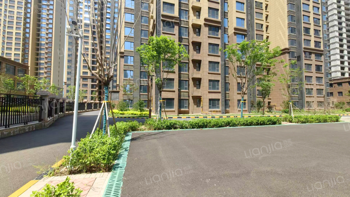 山投沿湖城外景图