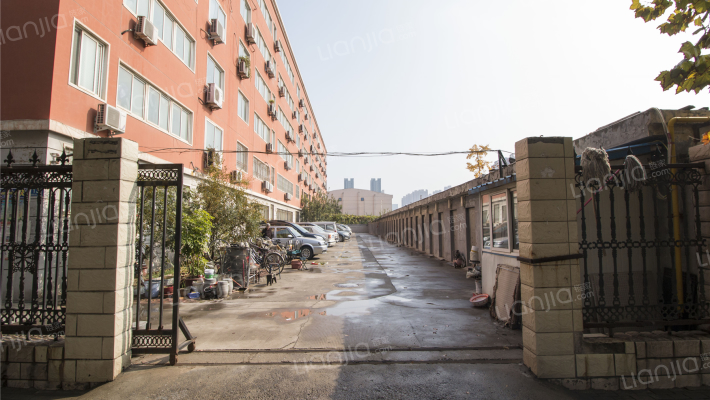 粮食库家属院外景图