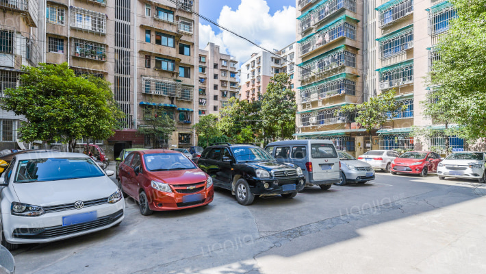 贵阳市口腔医院宿舍院外景图