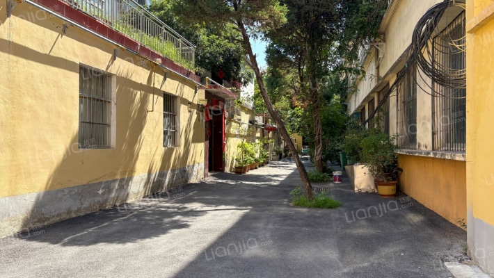 驻市艺术中专七中住宅楼外景图