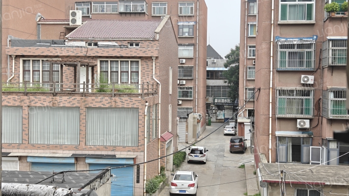 商场西街外景图