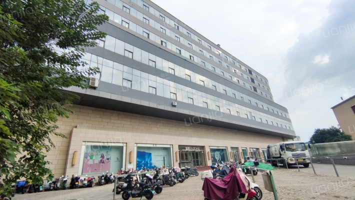 鲁商广场外景图