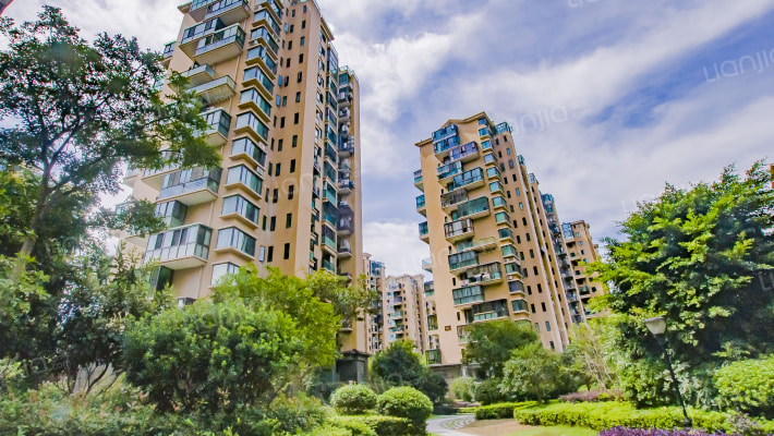 中驰湖滨外景图