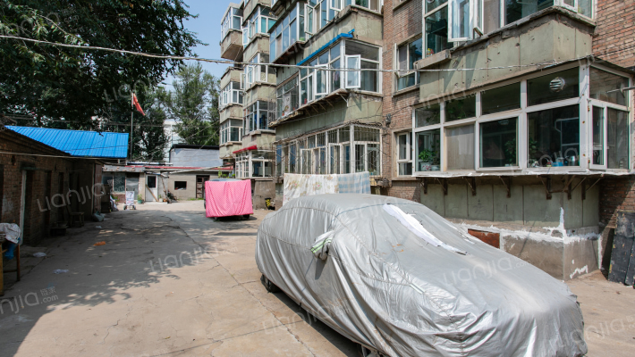 公交学校工商局家属楼外景图