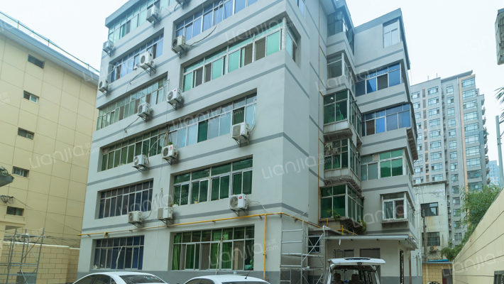 金属家属院外景图