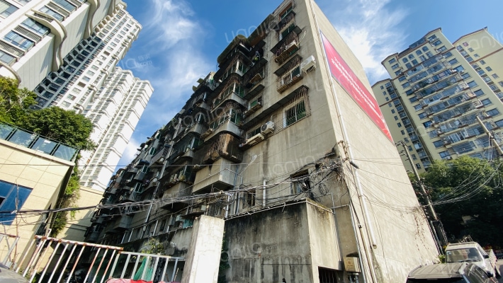 皮革厂家属楼外景图