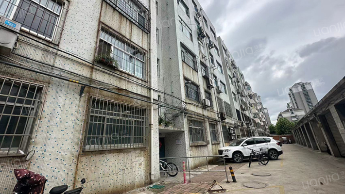 华都三产办宿舍外景图