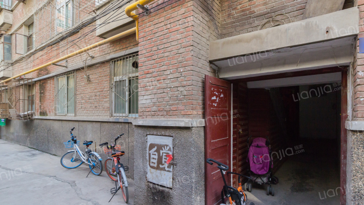 日杂大厦家属院外景图