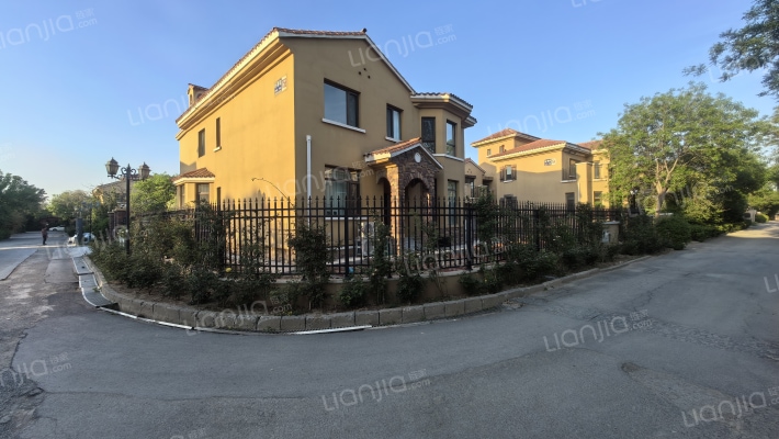 团泊湖庭院听湖院外景图